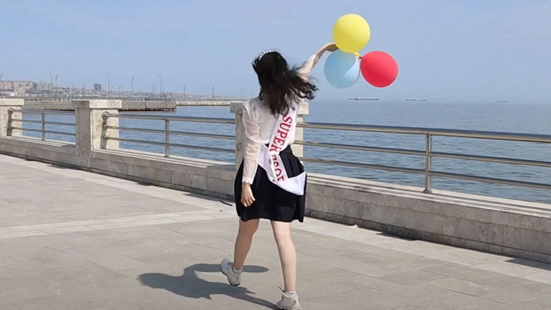 Son zəngi bulvarda tənha keçirən məzun (VİDEO)