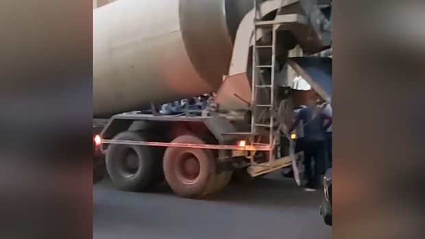 Abşeronda ağır qəza: Betonqarışdıran maşın qadının üstündən keçdi - VİDEO