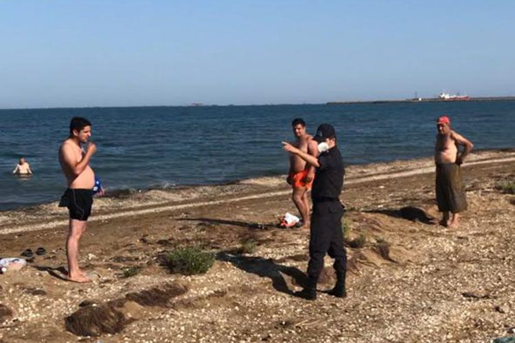 Karantin qaydalarını pozaraq çimərliyə gedənlər cəzalandırılıb — FOTO