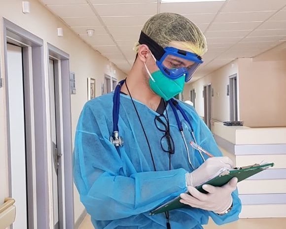 Еще один врач в Азербайджане заболел коронавирусом - ФОТО