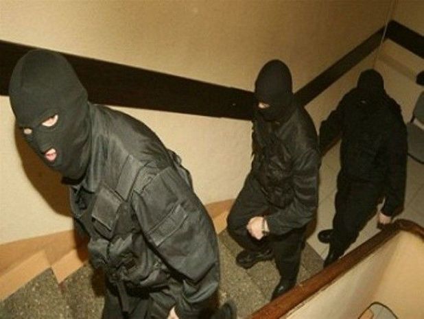 Şirvanda maskalı şəxslər evə hücum etdi: Kişini döyüb, pulunu oğurladılar