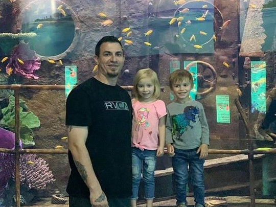 Отец оставил детей в машине на 32-градусной жаре и пошел спать под кондиционером – малыши умерли - ФОТО