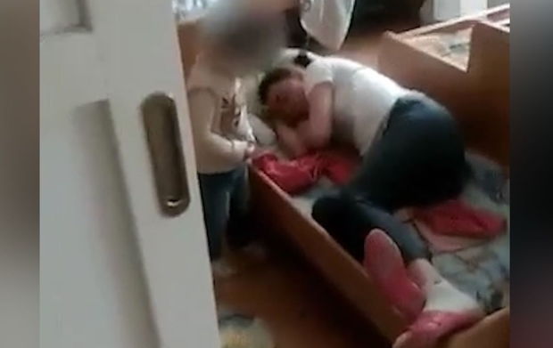 Bir balaca “vuran” tərbiyəçinin halı görənləri heyrətləndirdi - VİDEO