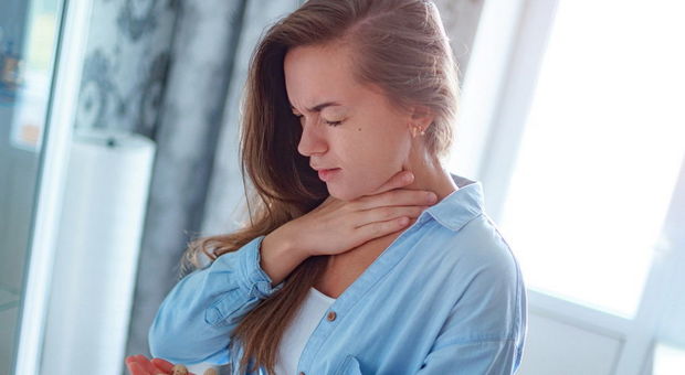 Boğazında qalan kolbasanı çıxarmaq istədi, diş fırçasını uddu - FOTO