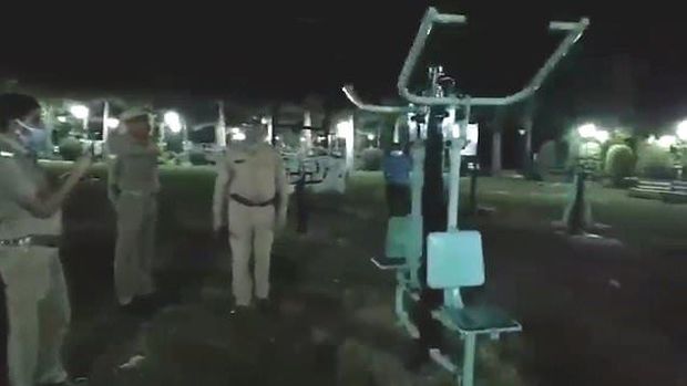 Kənar müdaxilə olmadan hərəkət edən trenajor sakinləri təşvişə saldı - VİDEO