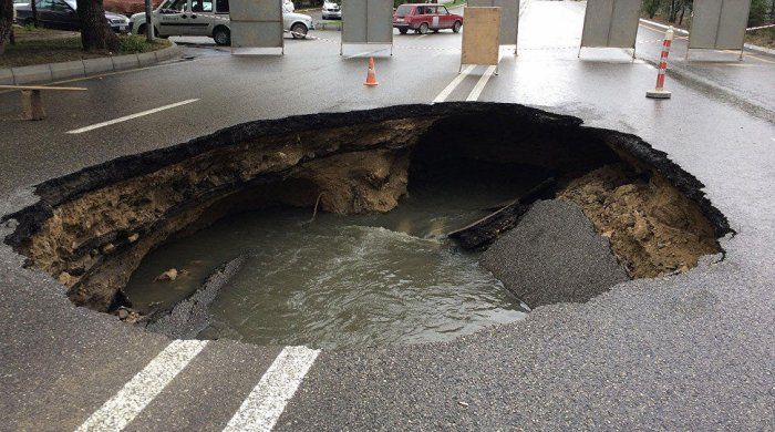 Bakıda yol çökdü — İri dəlik yarandı (VİDEO)