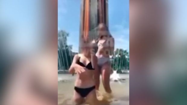 Rusiyada məktəblilər yarıçılpaq formada “Qələbə” abidəsinin önündə rəqs etdilər - VİDEO