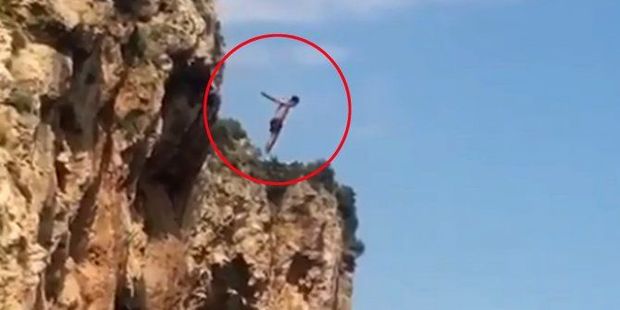 Polis hündür qayadan dənizə tullanan gənci axtarır - FOTO