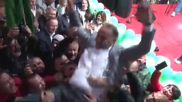 Serbiyada hökumət başçısı özünü insanların üstünə atdı - VİDEO