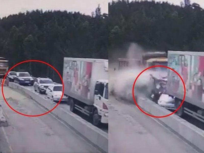 İki yük maşınının arasında qalan dörd avtomobil 