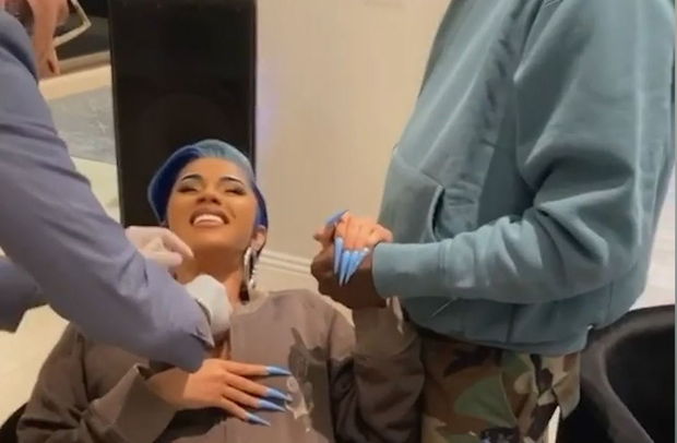 Sinəsinə pirsinq etdirən məşhur repçi fanatlarını güldürdü - VİDEO