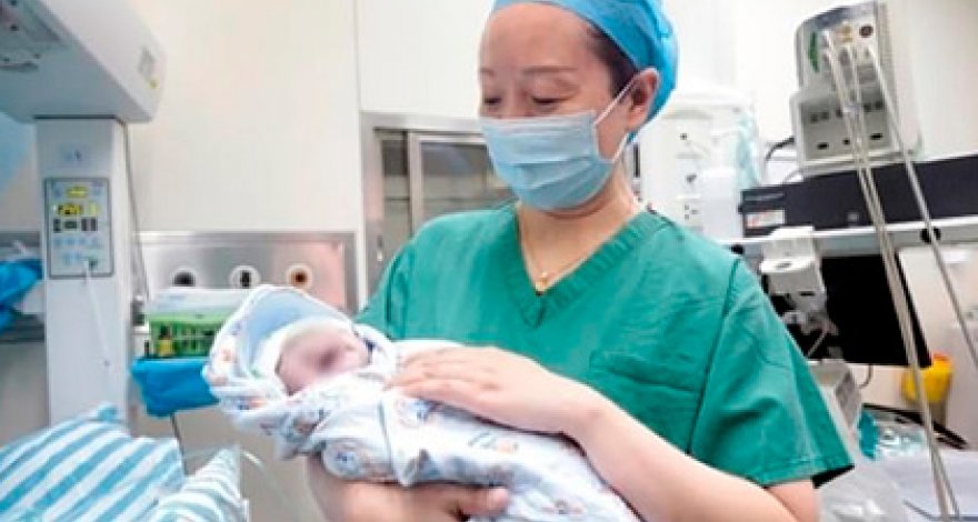 Женщина родила близнецов с интервалом в десять лет