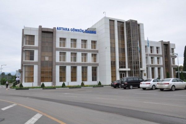 Əri ölkədən qaçan qadın rəfiqəsi ilə gömrükçüləri dəhşətə gətirdi — ÖZƏL