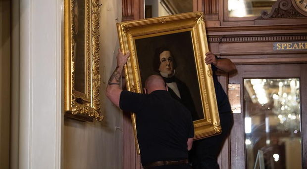 “Qrotesk irqçiliyi”: Dörd eks-spikerin portreti Kapitolidən çıxarıldı - VİDEO