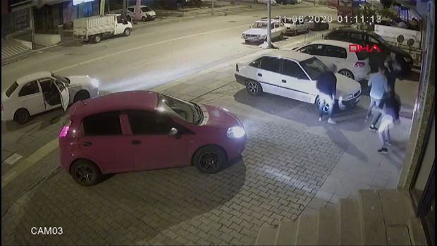 Mübahisə etdiyi üç nəfəri 30 saniyədə yerə sərdi - VİDEO