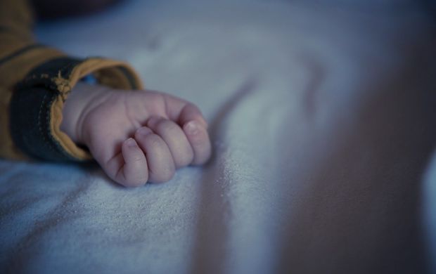 Üç yaşlı ögey oğlunu boğaraq öldürdü