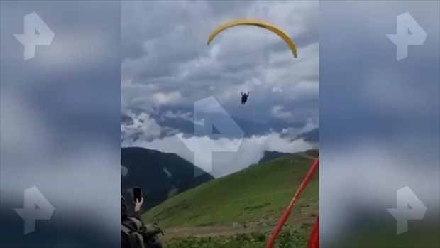 Paraplanla uçan turist ağır xəsarət aldı - VİDEO