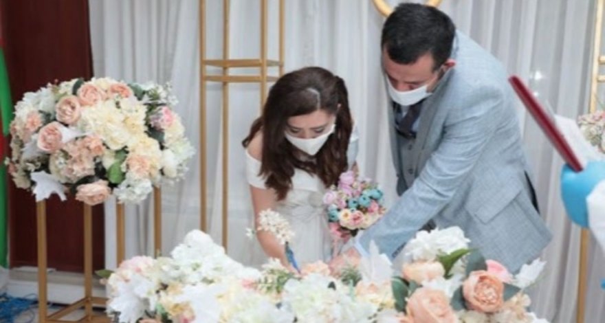 В Азербайджане влюбленные получили SMS-разрешение и поженились – ВИДЕО