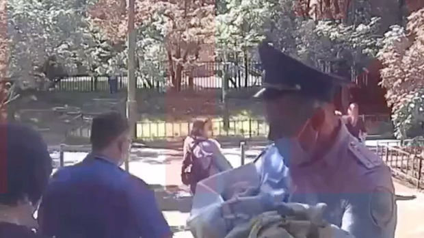 Mənzildə gördükləri mənzərə polisləri və tibb işçilərini heyrətə saldı - VİDEO