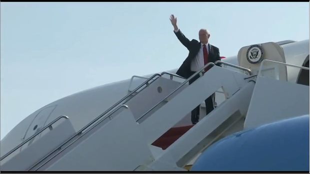 ABŞ-ın vitse-prezidenti təyyarənin trapında yıxıldı - VİDEO