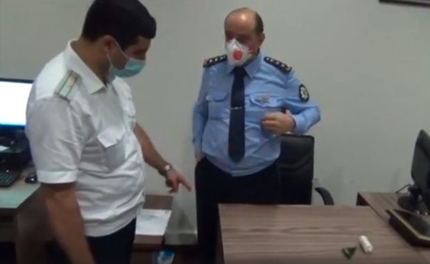 Azərbaycanda vəzifəli şəxsin cinayət başında yaxalanma görüntüləri - ANBAAN VİDEO
