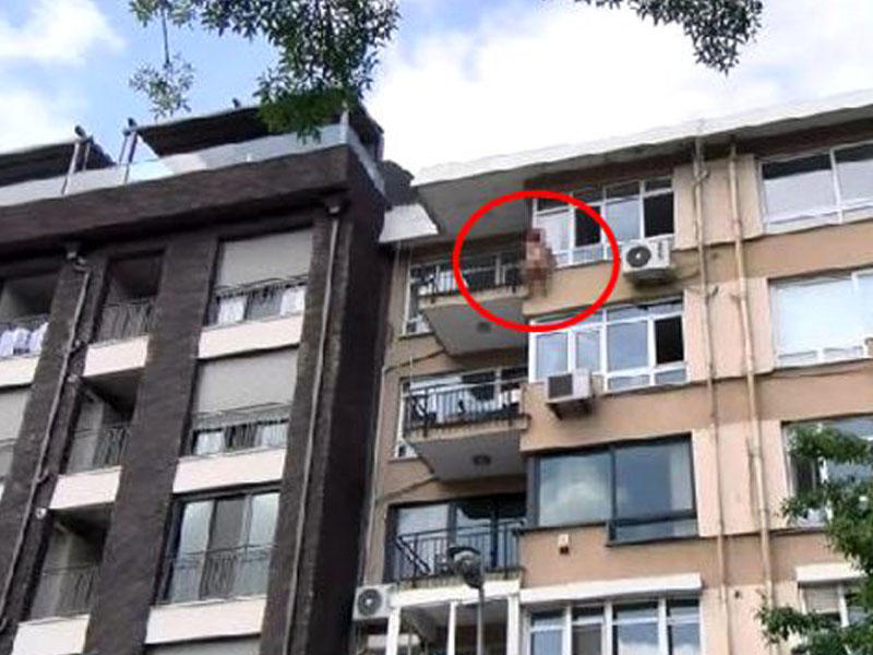 Qadının soyunub, özünü 5-ci mərtəbədən atma anı kameraya düşdü - VİDEO - FOTO