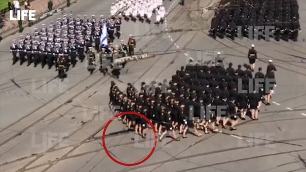 Qələbə paradında çəkməsini itirsə də, nizamı pozmayan qadın hərbçi mükafatlandırıldı