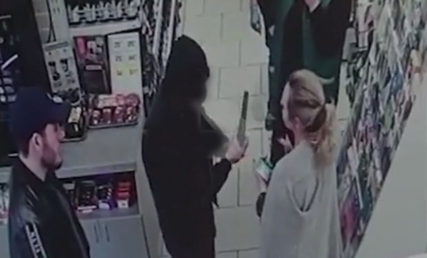 Polis keçmiş həmkarlarına oğurluqda kömək etdi - VİDEO