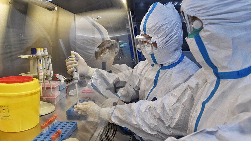 Alimlər koronavirusu 25 saniyəyə məhv etməyin yolunu tapdı