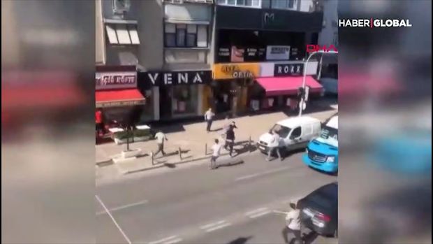 Ticarətçilər taxta parçaları ilə bir-birinə hücum etdilər - VİDEO