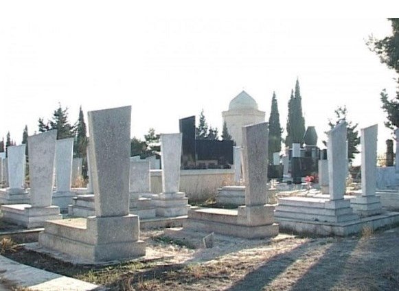Niyə dəfndən sonra məzarın üzərinə su tökürlər?-CAVAB inanılmaz