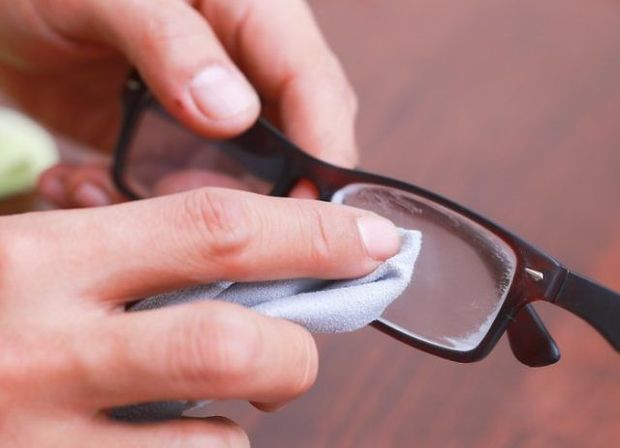 Mağaza yüksək maaşla eynək şüşələrini silən işçi axtarır