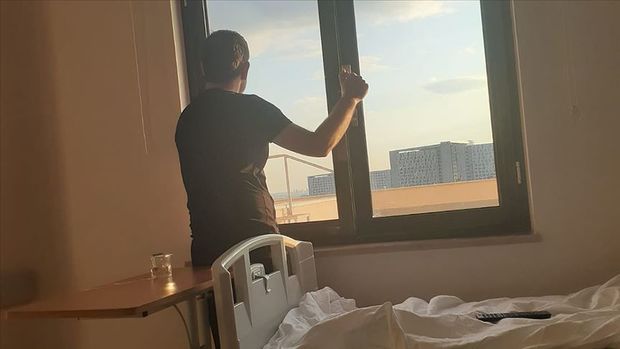 Koronaviruslu xəstə: “Mənə heç nə olmaz deyirdim, iliklərimə qədər ağrı hiss edirəm”