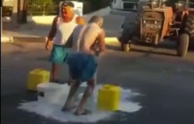 Qeyri-adi aksiya: Süddə çimib... - VİDEO