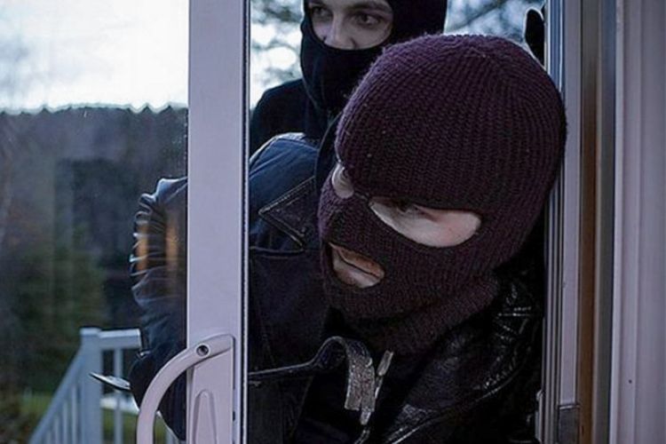 Masallıda maskalı şəxslər mənzilə basqın edərək ev sahibinə xəsarət yetiriblər