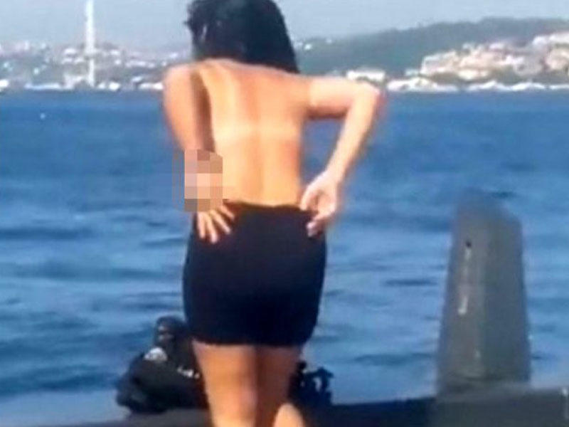 Qadın bulvarda lüt soyunub, dənizə girdi -VİDEO - FOTO