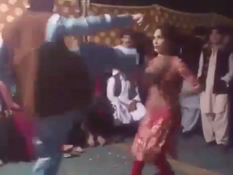 Rəqqasə məclisdəkiləri ehtiraslandırır deyə döyüldü - VİDEO