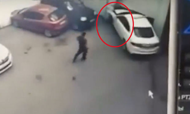 Maşını park edərkən ard-arda iki uğursuzluq insanları güldürdü - VİDEO