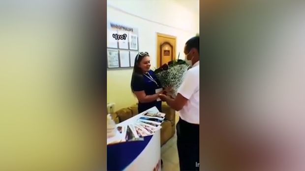 Seçki məntəqəsində evlilik təklifi etdi, cavabı... – VİDEO