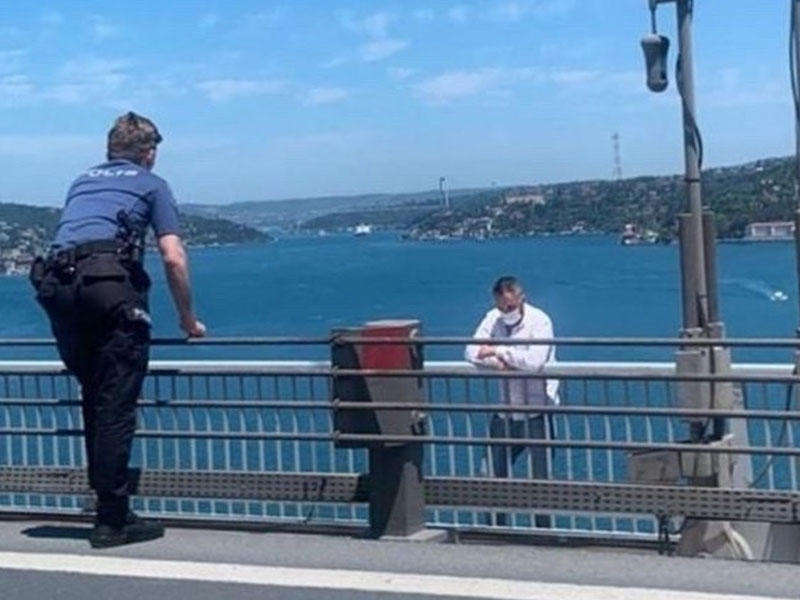 İntihar etməyə maskayla getdi, cavabı gülüş doğurdu - FOTO