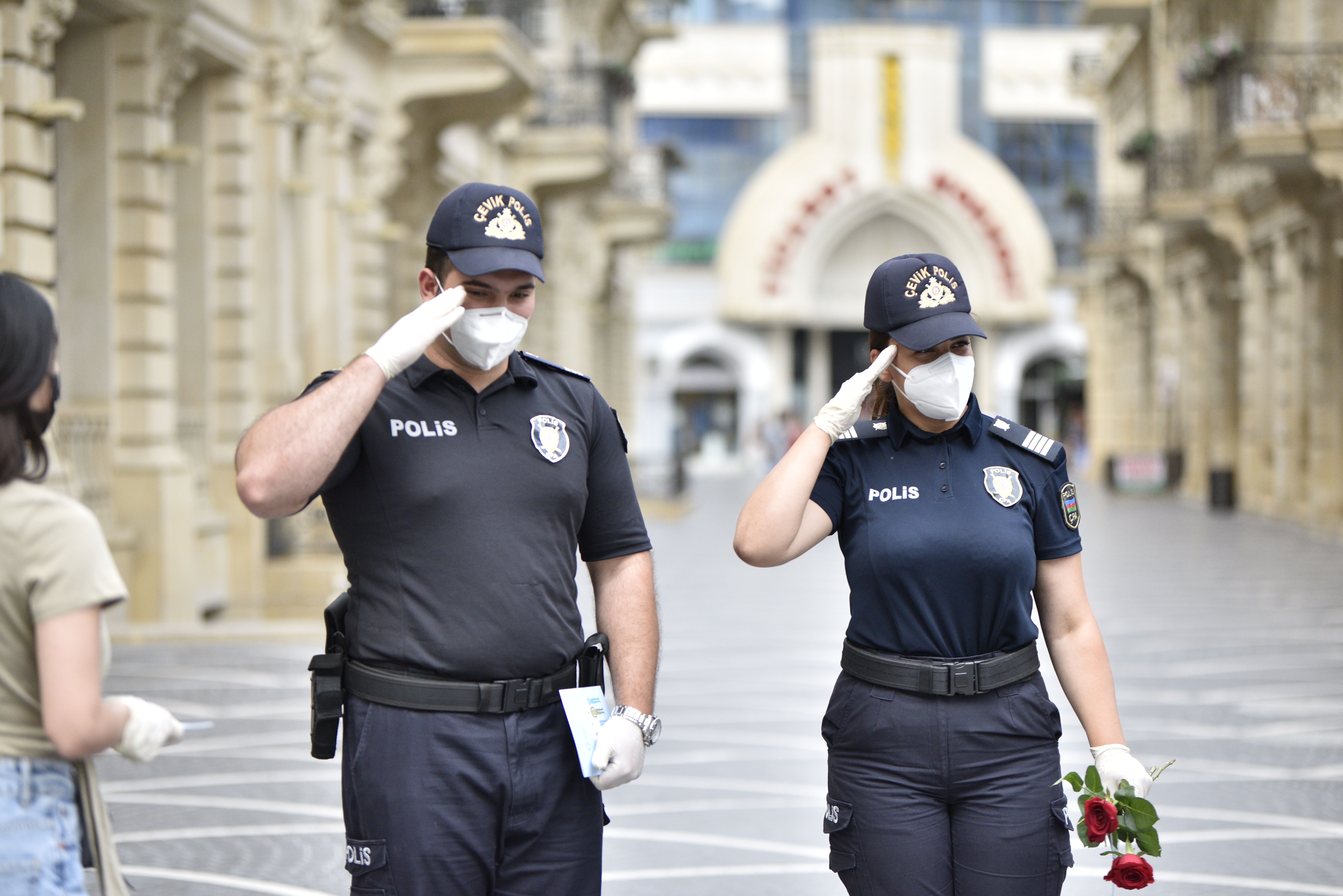 Gənclər polisləri belə təbrik etdi