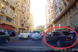 Yola zibil atdı, sonra əks istiqamətə çıxıb qırmızıda keçdi - VİDEO