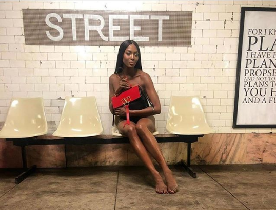 Naomi Kempbell metroda lüt soyundu - FOTO