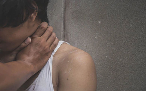 Doqquz yaşlı oğlanı mahnıya qulaq asdığına görə öldürüb hamamda doğradı - VİDEO