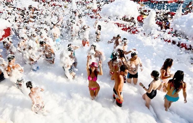 Karantin qaydalarına məhəl qoyulmadı: Sahildə köpüklü “parti” - VİDEO