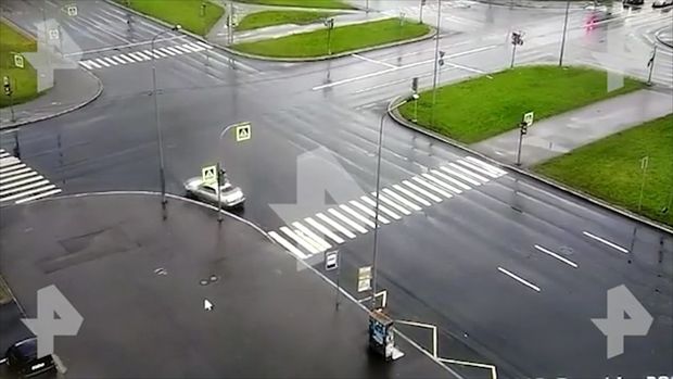 “Drift” edən sürücü səkiyə çıxaraq, işıq dirəyinə çırpıldı – ANBAAN VİDEO