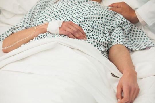 Azərbaycanda koronavirusdan ölənlərin meyitləri: Xəstəxana dəhlizindən - VİDEO