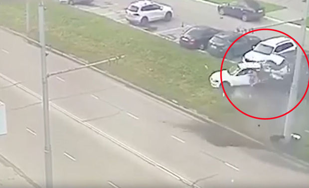 Qəza zamanı avtomobil iki yerə bölündü - VİDEO