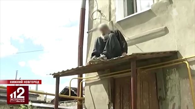 Evdən qaçmağa çalışan yaşlı kişi yıxılaraq ciddi xəsarət aldı - VİDEO