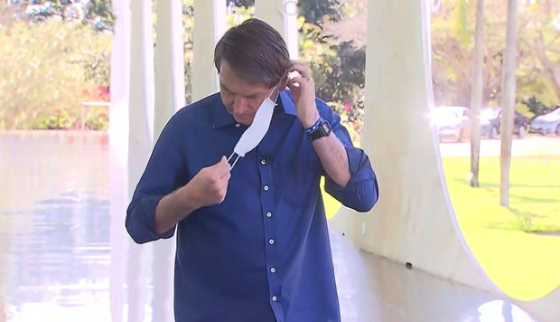 Braziliya prezidenti COVID-19-a yoluxduğunu deyəndən sonra maskasını çıxardı və… - VİDEO